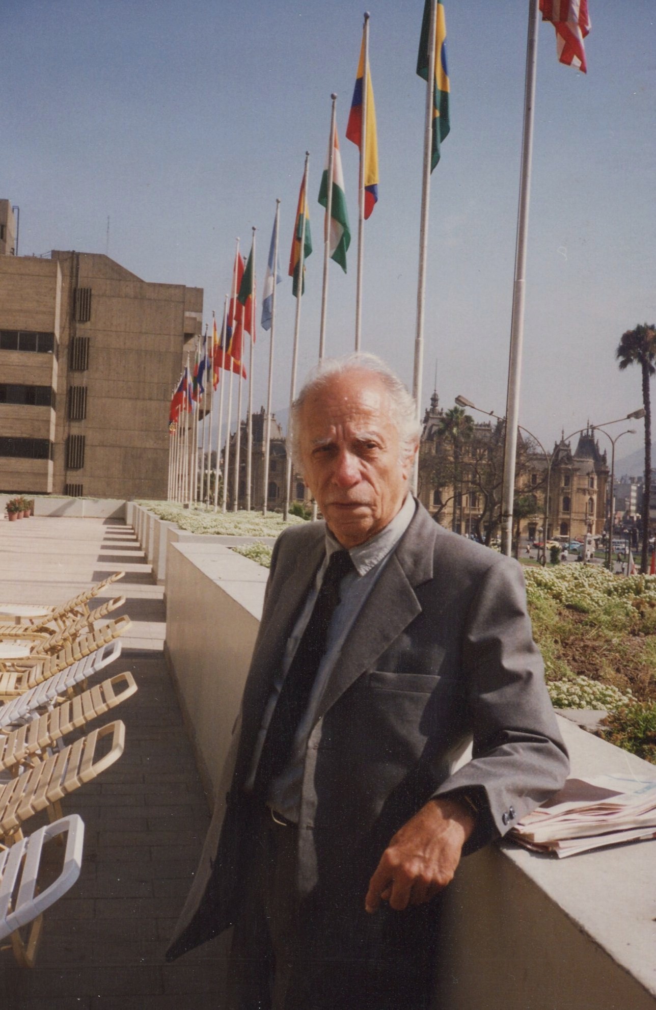 POEMAS DEL NOTABLE POETA PERUANO ALEJANDRO ROMUALDO (19262008)