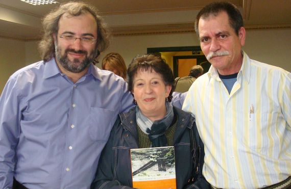 8 Gloria Sánchez, con el poeta Alfredo Pérez Alencart y el novelista cubano Reynaldo Lugo (Foto de Jacqueline Alencar)