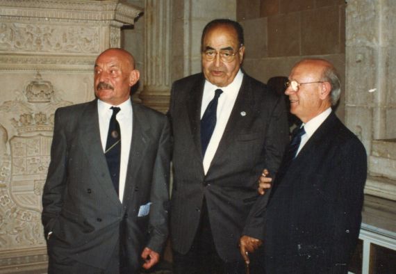 3 José Hierro, Baquero y Alfonso Ortega Carmona, en el Palacio Real de Madrid (1993, foto de A. P. Alencart)