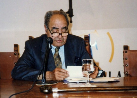 4 Gastón Baquero en el Aula Francisco de Vitoria de la Universidad de Salamanca (1992, foto de A. P. Alencart)