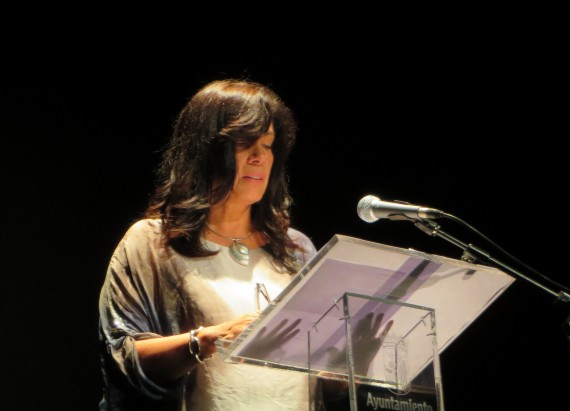 1 Annie Altamirano leyendo en el XVII encuentro de Poetas Iberoamericanos (foto Jacqueline Alencar)