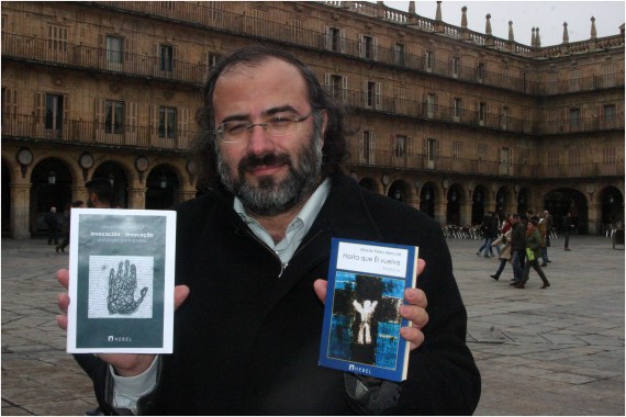 1Alfredo Pérez Alencart, con sus dos libros (foto José Amador Martín)