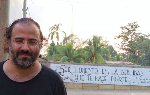 3 Alfredo Pérez Alencart en su ciudad natal(Puerto Maldonado, Perú), ante el mural que lleva un verso suyo