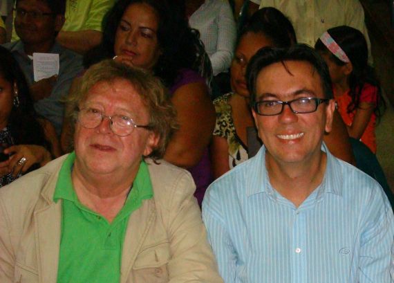 3 Juan Cameron con el poeta ecuatoriano Xavier Oquendo