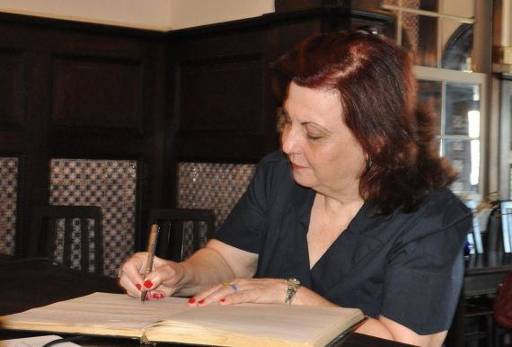 2  Marcia Barroca firmando su Acta de Posesión en el Pen Club de Brasil