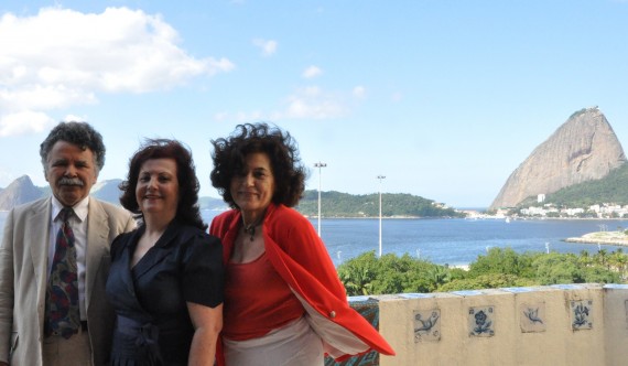 3 Cláudio Aguiar, Marcia Barroca y Celia Salsa, con el Pan de Azucar  y el mar de Río de Janeiro detrás