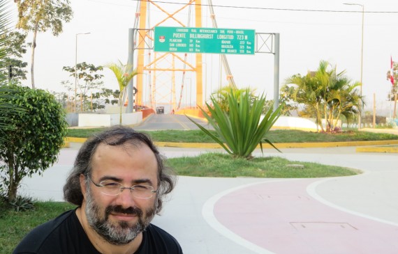1 Alfredo Pérez Alencart ante el puente que une las dos orillas del río Madre de Dios o Amarumayo (2014)