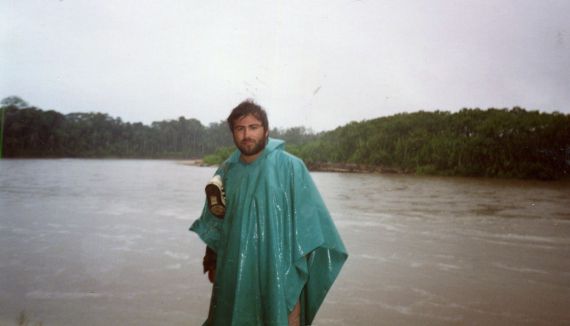 2 Alfredo Pérez Alencart por el río Manu, en la Amazonía peruana (1992)