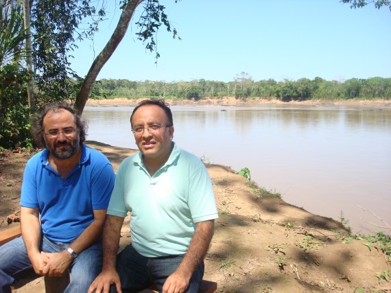 3 Alencart  con su amigo y editor Aldo Gutiérrez, en el río Tambopata (2014)
