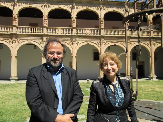 7 Alfredo Pérez Alencart y Carmen Troncoso, en el Clustro del Colegio Fonseca