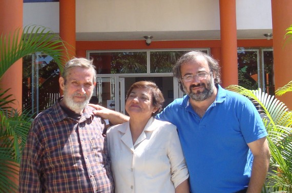8Alfredo Pérez Alencart, con sus padres Alfredo y Rosa (2014)
