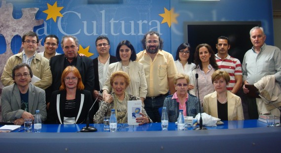 4 Zeljka Lovrencic con Pilar Fernández Labrador y poetas salmantinos (Foto de Jacqueline Alencar)