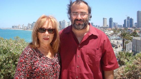 1 Margalit Matitiahu y Alfredo Pérez Alencart en Jaffa, con Tel-Aviv alfondo (Foto de J. Alencar)