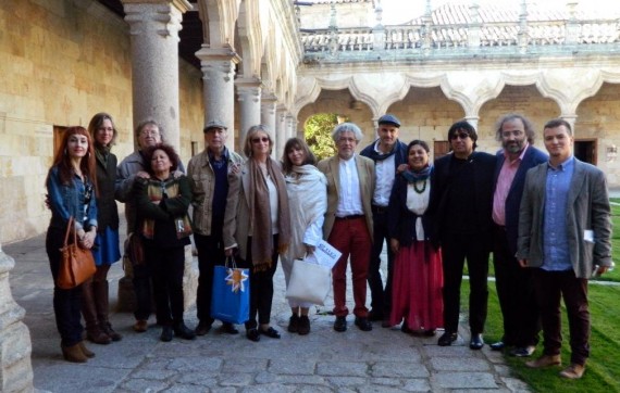 1 Un grupo en poetas en el Patio de Escuelas Menos de la Universidad de Salamanca (JMU)