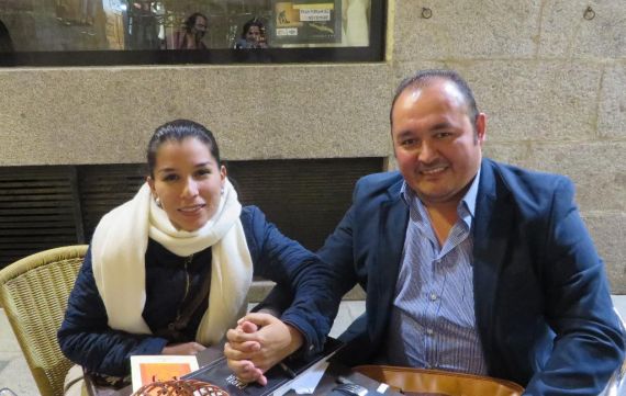 11 El poeta hondureño Salvador Madrid y su compañera, en la terraza del Corrillo (JA)
