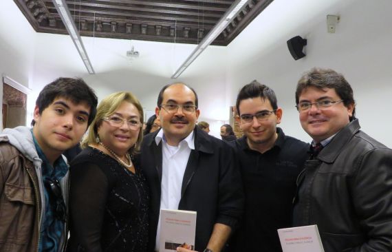 6 Clauder Arcanjo (al centro), con su familia, tras presentar Píldoras para el Silencio, 2014 (JA) (1280x768)