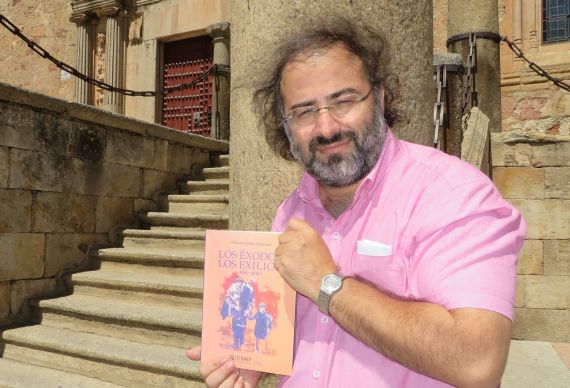 1 Alfredo Pérez Alencart, con su libro 'Los éxodos, los exilios'