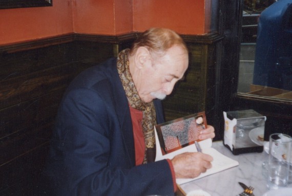13 Tundidor firmando su antología 'La tierra que más amo', en el antiguo Café di Roma (foto de A. P. Alencart)