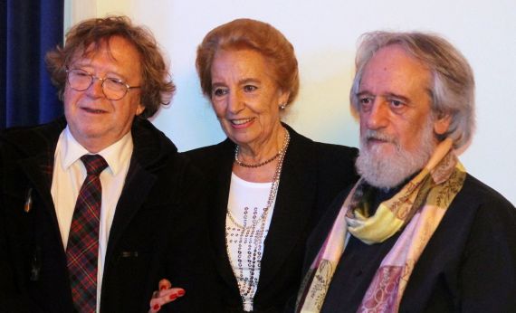 5 Pilar Fernández Labrador, con Juan Cameron y Enrique Gracia Trinidad, ganador y accésit de la segunda edición (Foto José Amador)