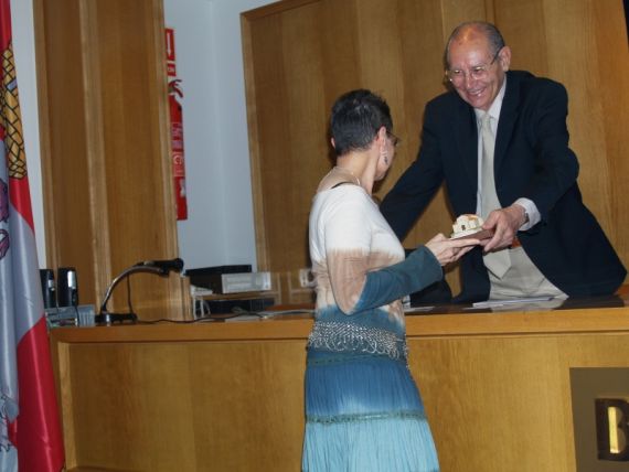 8 Entregando un premio a Pilar Iglesias, en Los viernes del Sarmiento (Valladolid)