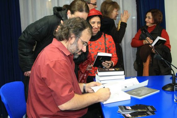 4 Alfredo Pérez Alencart dedicando el libro (Foto de José Amador Martín)