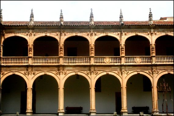 1 Claustro del Colegio Mayor Fonseca de la Universidad de Salamanca