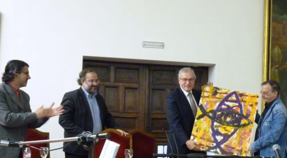1 El pintor Miguel Elías entregando su cuadro 'Icthus 7' a José Pablo Sánchez