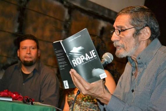 1 El escritor Alberto Hernández, en una lecturade su poesía
