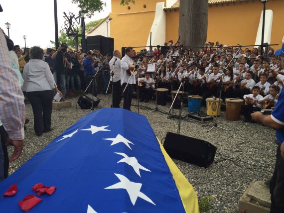 12 El féretro de Alirio Díaz, honrado a su llegada a Venezuela