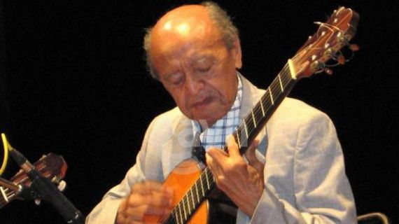 4 Alirio Díaz con su guitarra