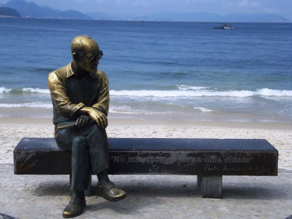 4 Estatua de Carlos Drummond de Andrade en Copacabana