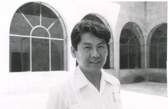 1 El poeta Pedro Shimose en el patio del Edificio Histórico de la Usal (1991. Foto de A. P. Alencart)