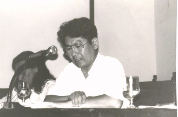 10 Shimose leyendo sus poemas en el Aula Francisco de Salinas (Usal, 1991. Foto de A. P. Alencart)