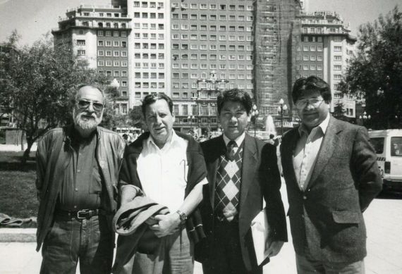 14 Carlos Contramaestre, Ramón Palomares, Pedro Shimose y un profesor boliviano en Estados Unidos (Plaza de España, Madrid, 1991. Foto de A. P. Alencart)