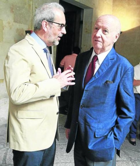 4 El rector conversa con Jorge Edwards en los pasillos del Edificio Histórico de la Universidad (foto Almeida)