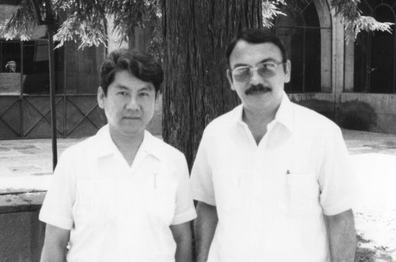 7 Pedro Shimose y Eugenio Montejo en el patio del Edificio Histórico de la Usal (1991. Foto de A. P. Alencart)