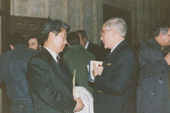 8 Shimose y el cubano Manuel Gómez-Reinoso en el claustro de la Universidad Pontificia (1993. Foto de Jacqueline Alencar)