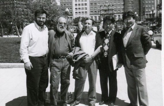 9 Alfredo Pérez Alencart, Carlos Contramaestre, Ramón Palomares, Pedro Shimose y un profesor boliviano en Estados Unidos (Plaza de España, Madrid, 1991)