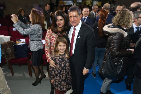 Entrega de la XXX edicin de los Premios de Periodismo Francisco de Cosso. En la imagen, Jesus Fonseca Escartin junto a su hija Aitana y su nieta Esther.
