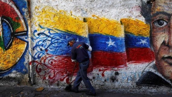 1-un-barrendero-limpia-la-calle-junto-a-una-pintura-con-los-colores-de-la-bandera-venezolana-en-caracas-foto-de-ivan-alvarado-2016