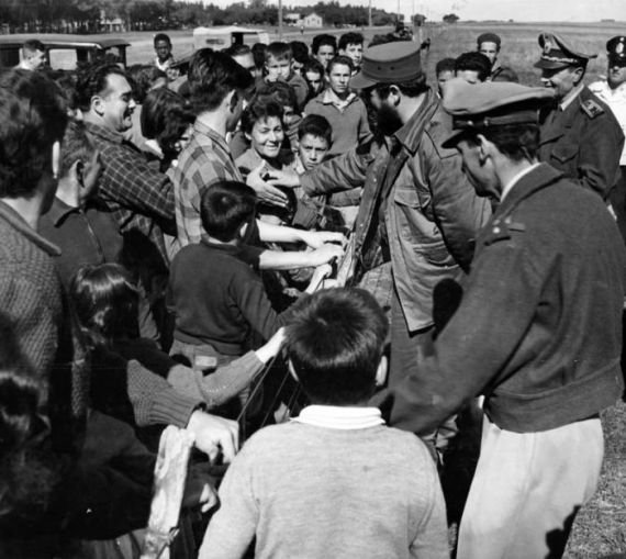 5-fidel-con-los-refugiados-de-las-inundaciones-en-uruguay-1959