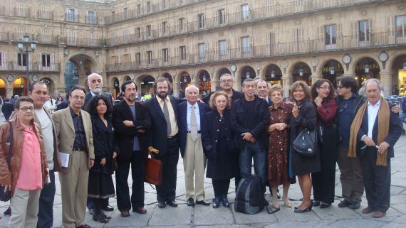 6-leon-de-la-hoz-con-poetas-de-espana-portugal-y-america-latina-durante-el-xii-encuentro-de-poetas-iberoamericanos-salamanca-2009-foto-de-j-alencar