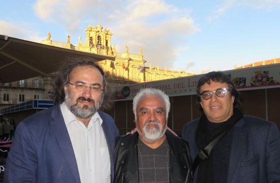 6 Alencart, Ben-Kotel y el costarricense Álvaro Mata, en la Plaza Mayor de Salamanca (foto de Jacqueline Alencar)