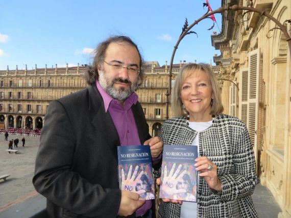 8 Alfredo Pérez Alencart y Cristina Klimowitz, con la antología en el balcón del Ayuntamiento (Foto Jacqueline alencar)
