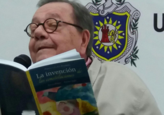 9 El poeta Fernández, leyendo versos de su libro