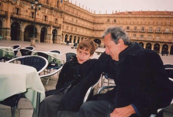 6 Ramón Palomares y José Alfredo Pérez Alencar en la Plaza Mayor de Salamanca (foto de Jacqueline Alencar, 2002)