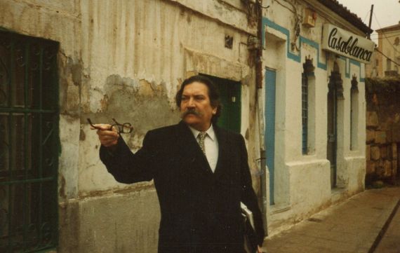 1 Caupolicán Ovalles por el antiguo Barrio Chino de Salamanca, haciendo memoria (1997. foto de Alfredo Pérez Alencart)