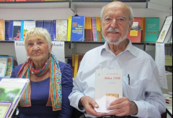 1 José López Rueda y su esposa Adelina, en la Feria del Libro de Madrid