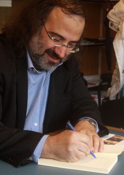 4 A. P. Alencart firmando un libro en la Feria (foto de José Amador Martín)