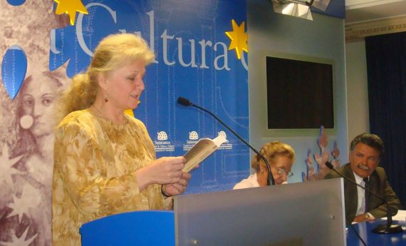 4 Carmen Bulzan leyendo en el Teatro Liceo de Salamanca (2013)